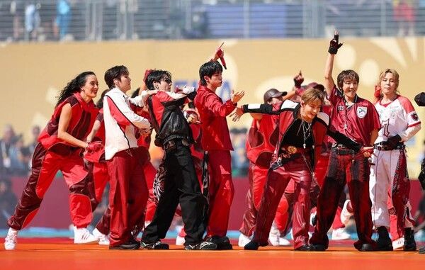 BTS가 월드컵 결승 하프타임 공연에서 무대를 선보이고 있다/FIFA 홈페이지 갈무리(포인트경제)