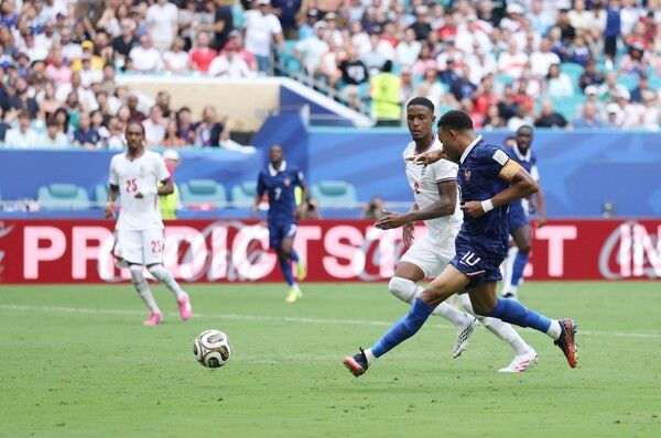 음바페가 후반 3분 잉글랜드 수비를 뚫고 프랑스의 첫 번째 골을 터뜨리고 있다/FIFA 홈페이지 갈무리(포인트경제))