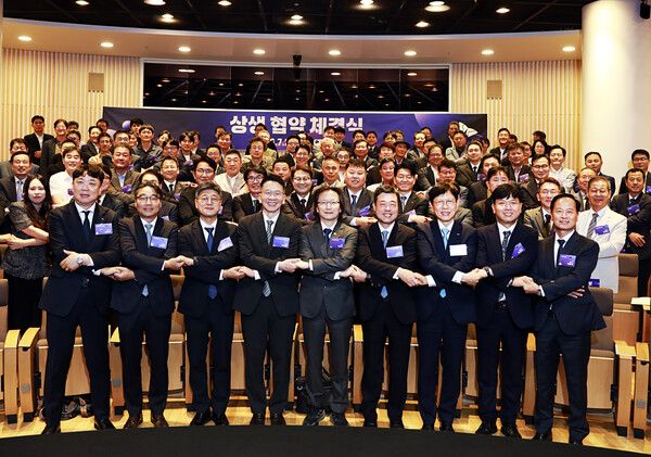'SK-1·2·3차 협력사 간 상생 협약' 체결식에서 최창원 SK수펙스추구협의회 의장, 주병기 공정거래위원회 위원장, 지동섭 SK수펙스추구협의회 SV위원장을 비롯해 SK 계열사와 1·2·3차 협력사 관계자들이 기념촬영을 하고 있다. /SK수펙스추구협의회