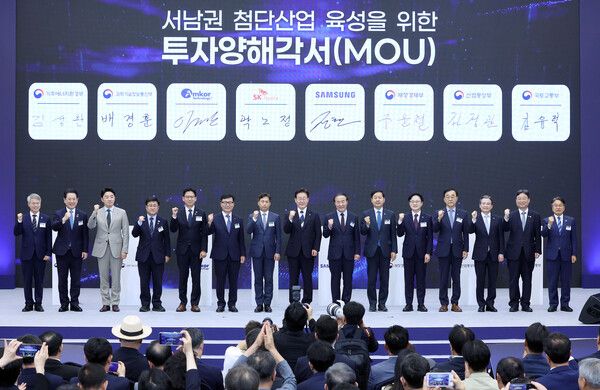 이재명 대통령이 지난달 30일 광주 김대중컨벤션센터에서 열린 '서남권 첨단산업 발전비전 국민보고회'에서 정부와 기업의 MOU체결식이 끝난 뒤 참석자들과 기념촬영을 하고 있다. [사진=연합뉴스] (포인트경제)