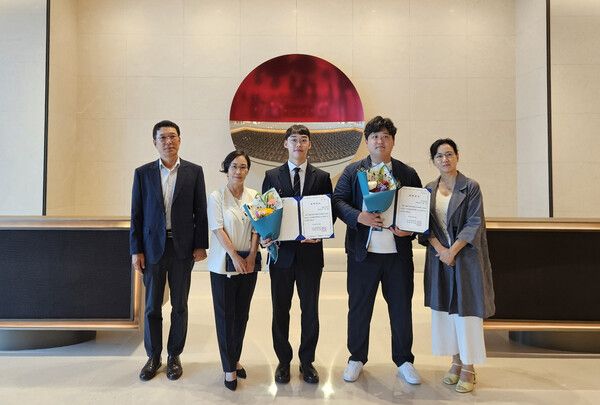 2026 포스코해외유학장학 장학생 단체사진(왼쪽 세번째부터 스탠포드대학교 박사과정 노이준 장학생, 파리경제대학교 박사과정 서동웅 장학생) /포스코청암재단