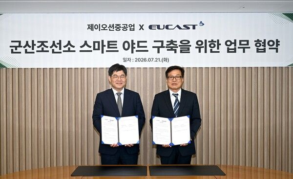 하화정 제이오션중공업 대표(오른쪽)와&nbsp;김재형&nbsp;유캐스트 대표가 21일 군산조선소 스마트 야드 구축을 위한 업무협약을 체결한 뒤 기념촬영을 하고 있다. /HJ중공업