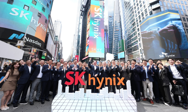 최태원 SK그룹 회장, 곽노정 SK하이닉스 CEO 등 주요 경영진과 구성원들이 미국 뉴욕 타임스스퀘어 나스닥 타워 앞에서 기념 촬영을 하고 있다. (왼쪽 첫 줄 일곱 번째부터 최재원 SK스퀘어 수석부회장, 곽노정 SK하이닉스 CEO, 최태원 SK그룹 회장, 고승범 SK하이닉스 사외이사 겸 이사회 의장, 유정준 SK(주) 미주총괄 부회장) © Nasdaq, Inc. 2026