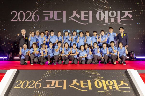 지난 20일 서울 용산구 그랜드 하얏트 서울 호텔에서 열린 ‘2026 코디 스타 어워즈’에서 올해 상반기 우수한 성과를 거두며 ‘스타 코디’로 임명된 수상자 26명과 서장원 대표이사 등 관계자들이 단체 기념 촬영을 하고 있다. /코웨이