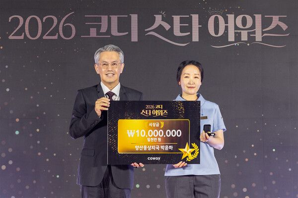 ‘2026 코디 스타 어워즈’에서 ‘생산율 스타’ 1위를 수상한 박윤하 코디(오른쪽)가 서장원 코웨이 대표이사(왼쪽)와 함께 기념 촬영을 하고 있다. /코웨이