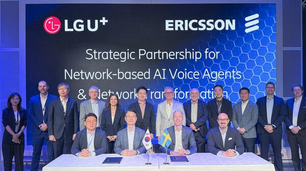 스웨덴 스톡홀름 에릭슨 본사에서 진행된 협약식에 홍범식 LG유플러스 사장(뒷줄 왼쪽 여섯번째), 뵈르예 에크홀름 에릭슨 사장(뒷줄 왼쪽 일곱번째), 퍼 나빈거 에릭슨 차기 사장(앞줄 왼쪽 세번째) 등 양사 경영진이 참석해 협력을 다짐하는 모습. /LG유플러스