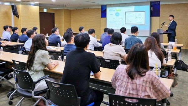21일 서울 회현동 우리금융그룹 본점에서 열린 ‘금융소비자보호 세미나’에서 경찰청 전기통신금융사기 통합대응단 박상현 경정이 AI 기술을 활용한 신종 금융범죄 수법과 FDS 탐지 고도화 방안 등을 설명하고 있다. /우리금융