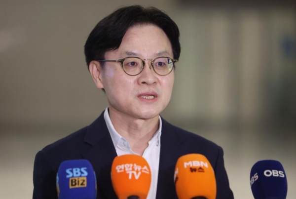 김정관 산업통상부 장관이 미국에서 열리는 한미 조선협력센터 개소식 참석차 22일 오전 인천국제공항을 통해 출국하기 앞서 발언하고 있다. /뉴시스