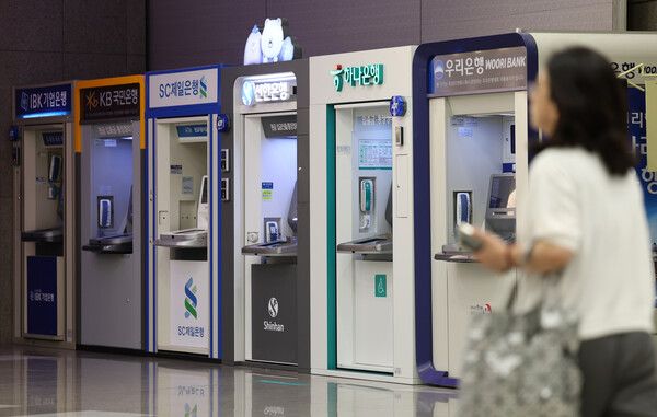 서울 시내의 한 건물에 시중은행 ATM 기계 /뉴시스