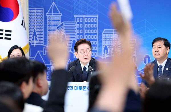 이재명 대통령이 23일 서울 여의도 KBS 별관에서 열린 부동산정책 국민 대토론회에서 참석자들의 질문을 받고 있다. /뉴시스