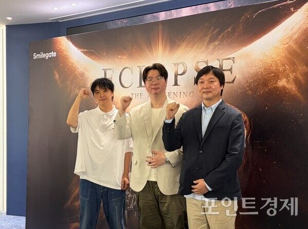 (왼쪽부터)&nbsp;김동혁 아트 디렉터(AD),&nbsp;엔픽셀 이상문 총괄 PD, 스마일게이트 신재익 이사가 지난 22일 진행한 '이클립스: 더 어웨이크닝' 제작발표회에서 기념 촬영을 하고 있다. ⓒ포인트경제