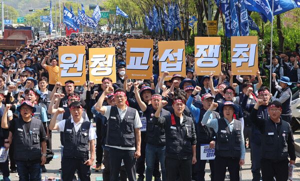 금속노조 조합원들이 지난 4월 15일 서울 서초구 현대차그룹 본사 인근에서 열린 현대차그룹 원청교섭 쟁취 금속노조 결의대회에서 구호를 외치고 있다. /뉴시스