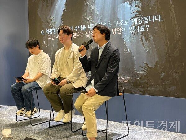 질의응답 세션에서 스마일게이트 신재익 이사가 답변하고 있다.&nbsp;ⓒ포인트경제