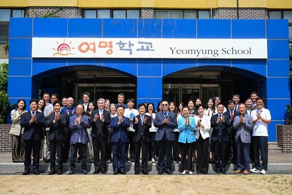 (앞줄&nbsp;왼쪽&nbsp;첫번째부터)&nbsp;신재민&nbsp;현대차그룹&nbsp;CSR기획팀장,&nbsp;홍재희&nbsp;서울시의원,&nbsp;권오섭&nbsp;엘앤피코스메틱&nbsp;회장,&nbsp;성&nbsp;김&nbsp;현대차그룹&nbsp;사장,&nbsp;정근식&nbsp;서울시교육감,&nbsp;정동영&nbsp;통일부&nbsp;장관,&nbsp;이문식&nbsp;여명학교&nbsp;이사장,&nbsp;조명숙&nbsp;여명학교&nbsp;교장,&nbsp;방현주&nbsp;아나운서,&nbsp;정하민&nbsp;여명학교&nbsp;졸업생&nbsp;대표&nbsp;등&nbsp;주요&nbsp;관계자들이&nbsp;기념사진을&nbsp;촬영하고&nbsp;있는&nbsp;모습 /현대자동차그룹