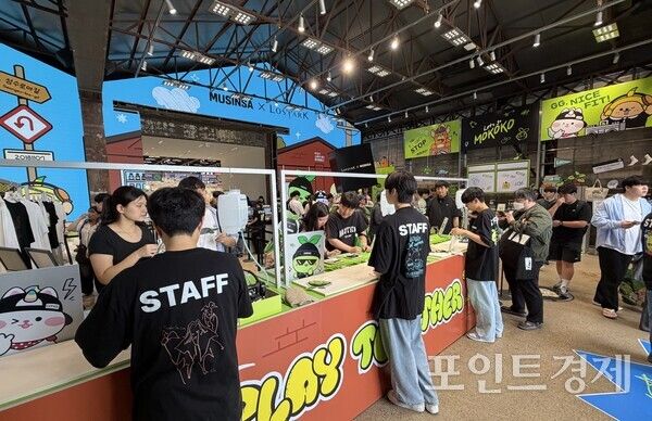 '모코코 스트릿 팝업 in 성수'의 '파우치 DIY' 체험존&nbsp;ⓒ포인트경제