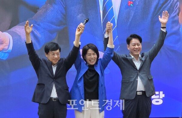 더불어민주당 최민희·이성윤·한민수 최고위원 후보가 25일 국립창원대학교에서 열린 경남 민주당원 간담회에서 두손을 높게 들어 파이팅하고 있다. (사진=임승제 기자) ⓒ포인트경제