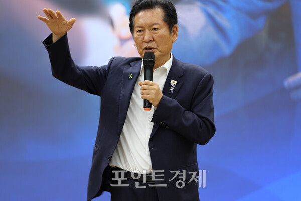 더불어민주당 정청래 전 대표가 25일 국립창원대학교 사림관 송원홀에서 열린 경남 민주당원 만남 간담회에서 발언하고 있다. (사진=임승제 기자) ⓒ포인트경제