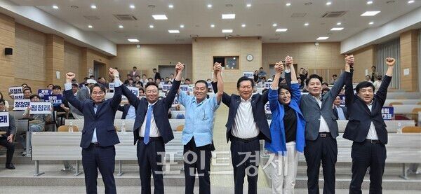 25일 열린 국림창원대학교 사림관 송원홀에서 열린 경남 민주당원 간담회에서 더불어민주당 정청래 전 대표(가운데)와 최민희, 한민수, 이성윤 최고위원 후보, 송순호 전 창원시장 후보 등이 파이팅 하고 있다. (사진=임승제 기자) ⓒ포인트경제
