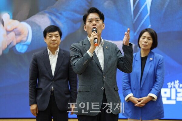 더불어민주당 8·17 전당대회 최고위원 후보로 나선 한민수 의원(가운데)이 25일 국립창원대학교에서 열린 경남 민주당원 간담회에서 인사말을 하고 있다. (사진=임승제 기자) ⓒ포인트경제