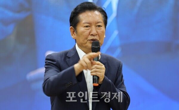 더불어민주당 정청래 전 대표가 25일 열린 경남 민주당원 간담회에서 인사말을 하고 있다. (사진=임승제 기자)&nbsp;ⓒ포인트경제