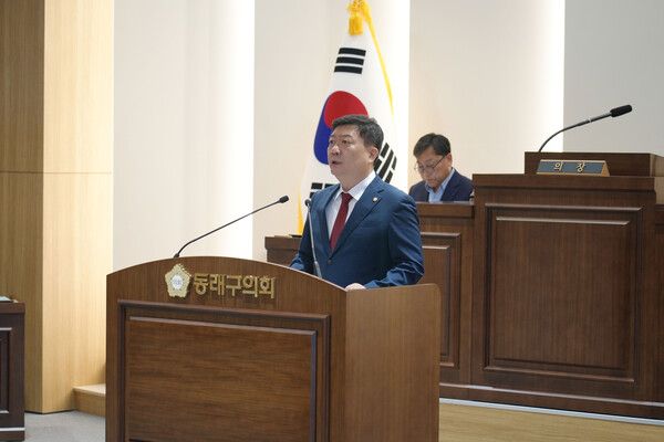 오영진 부산 동래구의원이 29일 열린 제346회 임시회 제2차 본회의에서 ‘사직야구장 재건축 추진 촉구 결의안’을 대표발의하고 있다. /동래구의회