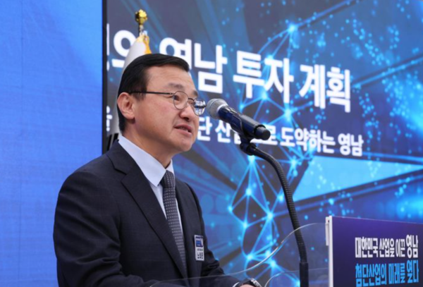 노태문 삼성전자 대표가 3일 경남 진주에서 열린 영남권 첨단산업 발전비전 국민보고회에서 투자계획을 발표하고 있다. /뉴시스