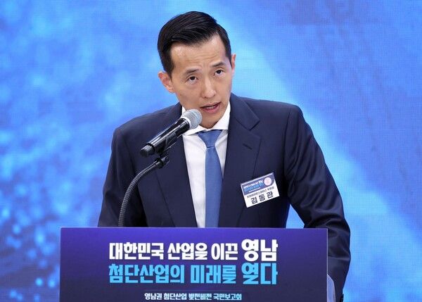김동관 한화그룹 부회장이 3일 경남 진주에서 열린 영남권 첨단산업 발전비전 국민보고회에서 투자계획을 발표하고 있다. /뉴시스