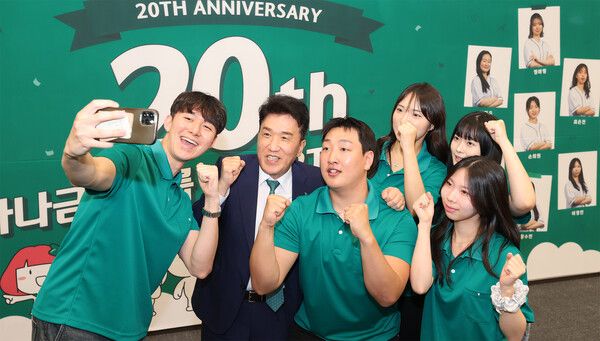 제20기 스마트(SMART) 홍보대사 발대식에 참석한&nbsp;함영주 하나금융그룹 회장(사진 왼쪽에서 두 번째)이 스마트 홍보대사들 /하나금융