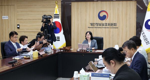 송경희 개인정보보호위원회 위원장이 29일 오후 서울 종로구 정부서울청사에서 제15회 위원회 전체회의를 주재하고 있다. /뉴시스