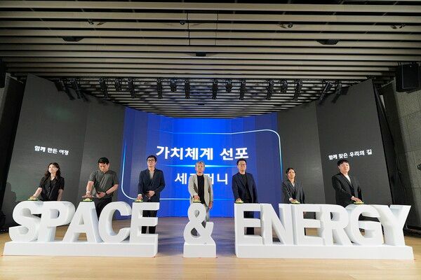 현대엔지니어링 주우정 대표이사(왼쪽 네 번째)와 임직원들이 서울 종로구 계동 본사에서 열린 가치체계 선포식에서 새로운 가치체계의 출발을 알리는 세리머니를 진행하고 있다. /현대엔지니어링