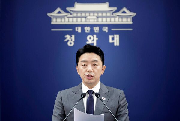 강훈식 비서실장이 6일 청와대에서 메가프로젝트 민관합동 점검회의 결과 브리핑을 하고 있다. /뉴시스