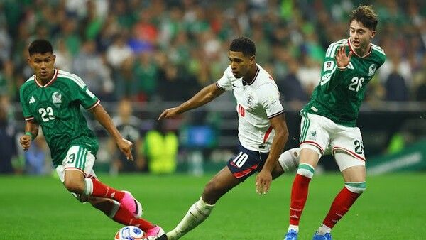 잉글랜드 선수가 멕시코 수비를 제치고 공격을 전개하고 있다. /FIFA 홈페이지 갈무리(포인트경제)