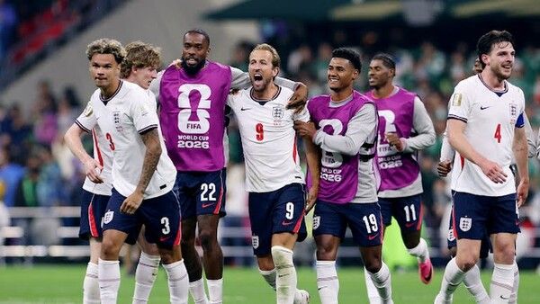 잉글랜드 선수들이 멕시코를 꺾고 8강 진출을 확정한 뒤 기뻐하고 있다. /FIFA 홈페이지 갈무리(포인트경제)