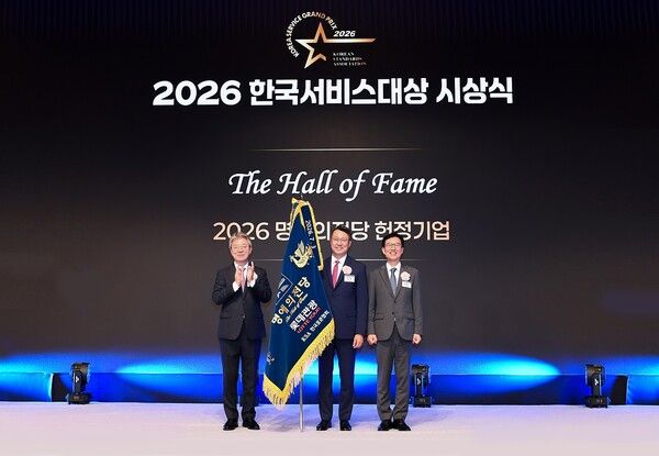 (좌측부터) 최정일 교수(한국표준협회 심의위원장), 백현 대표이사 사장(롯데관광개발), 문동민 회장(한국표준협회) /롯데관광개발