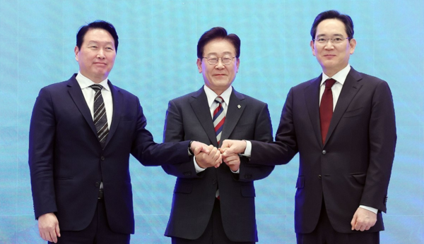 이재명 대통령과 이재용 삼성전자 회장, 최태원 SK그룹 회장이 29일 청와대에서 열린 3대 메가프로젝트 국민보고회에서 기업 투자계획 발표 후 손을 잡고 있다. /연합뉴스