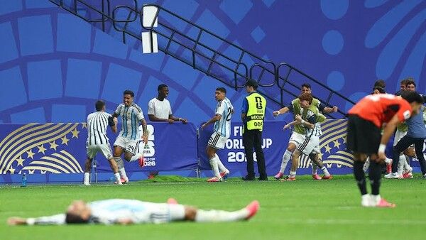 극적인 역전승을 거둔 아르헨티나 선수들이 승리를 자축하고 있다/FIFA 홈페이지 갈무리(포인트경제)