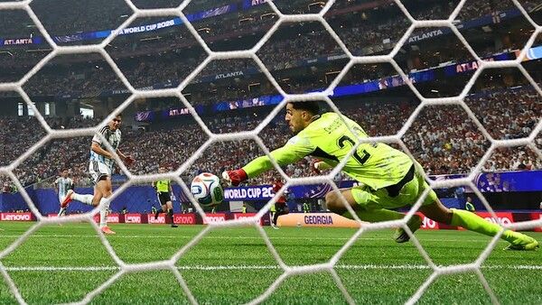 리오넬 메시가 전반 페널티킥을 실축하는 장면/FIFA 홈페이지 갈무리(포인트경제)
