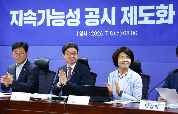 정애(오른쪽) 더불어민주당 정책위원회 위원장과 이억원 금융위원회 위원장이 8일 오전 서울 여의도 의원회관에서 열린 지속가능성 공시 제도화 방안 관련 당정협의회에서 박수를 치고 있다. /뉴시스