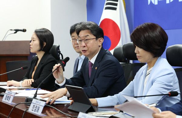 이억원 금융위원회 위원장이 8일 오전 서울 여의도 의원회관에서 열린 지속가능성 공시 제도화 방안 관련 당정협의회에서 인사말을 하고 있다. .뉴시스