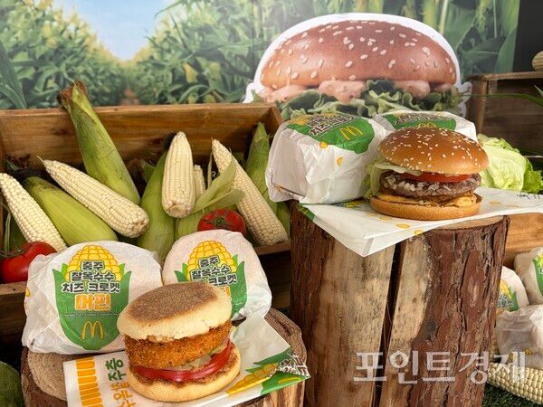 9일 출시되는 맥도날드의 여섯 번째 '한국의 맛' 메뉴인 '충주 찰옥수수 치즈 크로켓 머핀'과 '충주 찰옥수수 치즈 크로켓 버거'. /ⓒ포인트경제