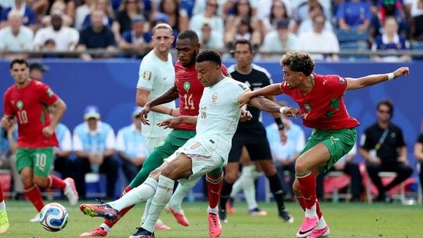 프랑스와 모로코 선수들이 치열한 볼 경합을 펼치고 있다/FIFA 홈페이지 갈무리(포인트경제)