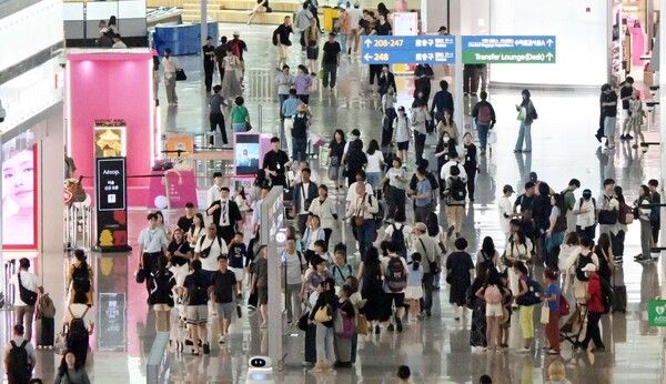 지난&nbsp;7일 인천국제공항 2터미널 면세구역이 여행객들로 붐비고 있다. /뉴시스