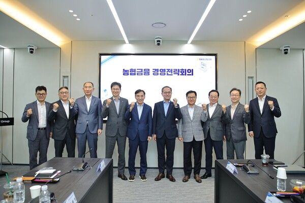지난 7일 열린 경영전략회의에서 이찬우 회장(왼쪽에서 여섯 번째)과 이날 특강을 한 이주열 前한국은행총재(왼쪽에서 다섯 번째) 등 참석자들이 기념 촬영을 하고 있다. /NH농협금융지주