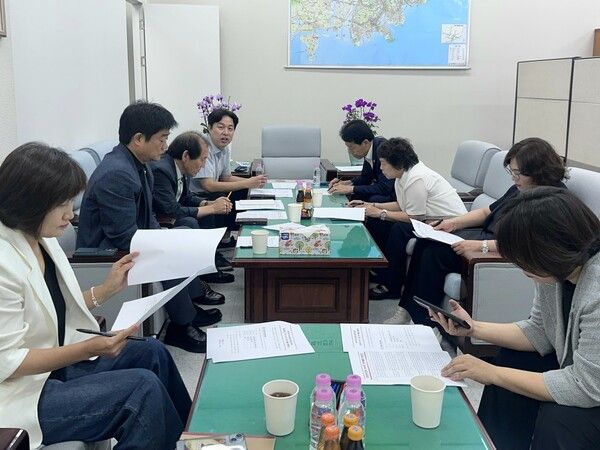 부산시의회 기획재경·행정문화·건설교통·해양도시안전 등 4개 주요 상임위원회 소속 시의원 11명이 지난 10일 사전 간담회를 열고 의원연구단체 (가칭)‘부산역’의 운영 방향과 세부 실행 과제를 점검하고 있다. /부산시의회