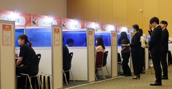 지난달&nbsp;29일 오후 인천 연수구 송도컨벤시아에서 열린 인천청년도약기지 청년인턴-기업 매칭데이에서 구직자들이 참여 업체 부스에서 채용면접을 보고 있다 . /뉴시스
