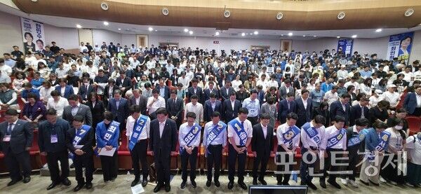 지난 2일 국립창원대학교에서 열린 더불어민주당 당대표·최고위원 후보자 순회경선 합동연설회에서 김민석·정청래·송영길 당대표 후보 및 최고위원 후보자들이 묵념하고 있다. (사진=임승제) ⓒ포인트경제