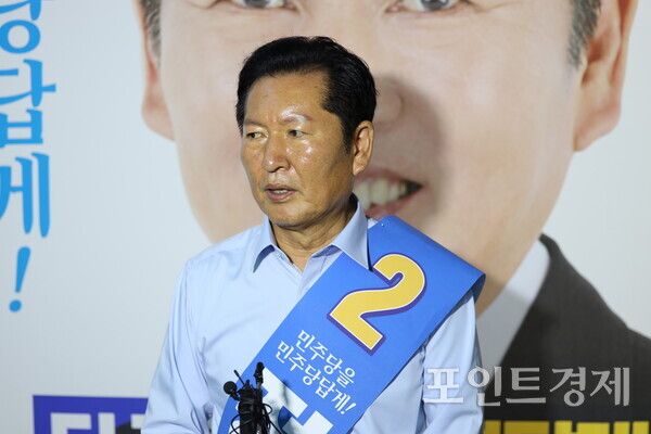 지난 2일 오후 정청래 더불어민주당 당대표 후보가 국립창원대학교에서 열린 부울경 경선에서 승리한 뒤 취재진에게 소신을 밝히고 있다. (사진=임승제) ⓒ포인트경제