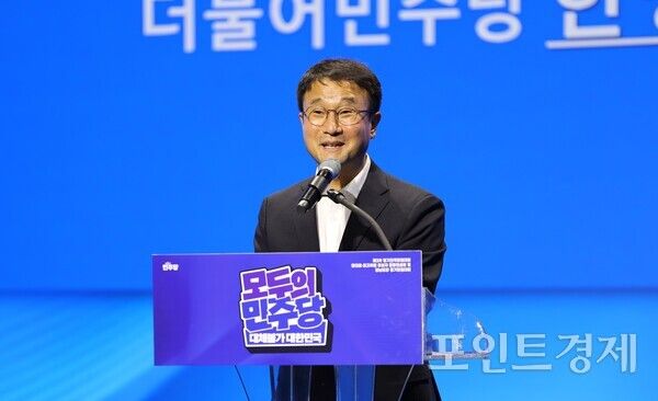 더불어민주당 한병도 대표 직무대행 겸 원내대표가 지난 2일 오후 국립창원대학교에서 열린 당대표·최고위원 후보자 순회경선 합동연설회에 참석해 인사말을 하고 있다. (사진=임승제) ⓒ포인트경제