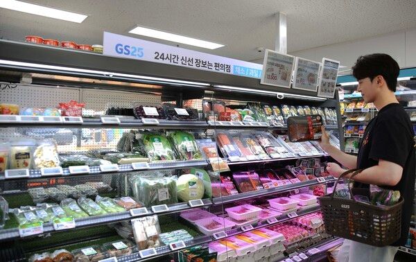 GS25 신선강화형 매장에서 모델이 저당 한돈 제육볶음을 살펴보고 있다. /GS리테일