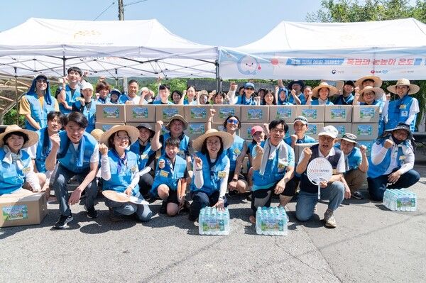 농심은 7일 기상청과 함께 서울시 노원구 상계동 폭염 취약계층에 백산수 5만 병과 식료품 약 2만 식을 전달했다. 이날 참석자들이 지원 물품을 전달한 뒤 기념촬영을 하고 있다. 사진 앞줄 오른쪽부터 서울연탄은행 허기복 대표, 농심 임영국 백산수마케팅팀장, 이미선 기상청장. /농심
